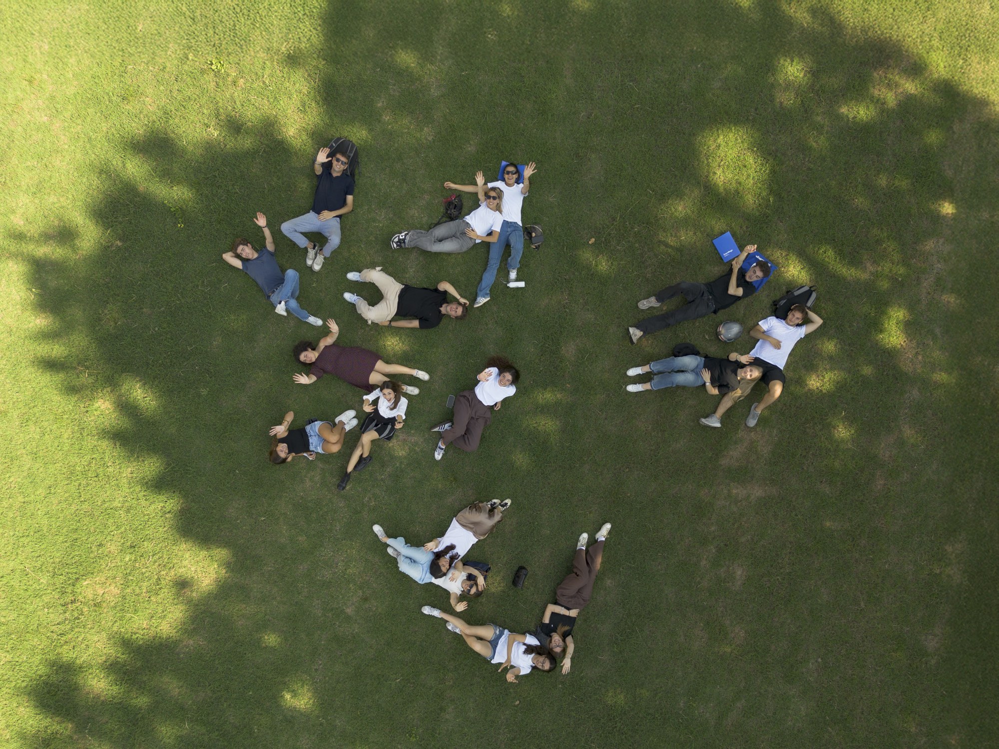 Studenti Unicollege sul prato del campus